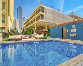 Amyfinehouse | Breakfast for 8 Guests + Valet + Group Stay - Dallas - Pool