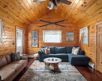 The Windham Hill A-Frame - Close to 3 Ski Resorts! - Windham - Sala de estar