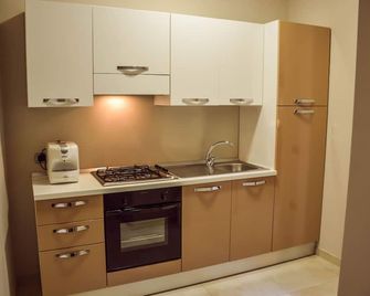 Brain Rooms & Suite - Pagani - Kitchen