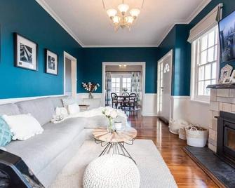 Byrne House - 3br Rustic Luxe - Wi-Fi - Mount Gambier - Living room