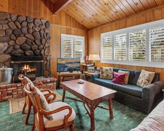 Snowridge - Charming classic cabin with a wood burning fireplace and WiFI! - Big Bear - Living room
