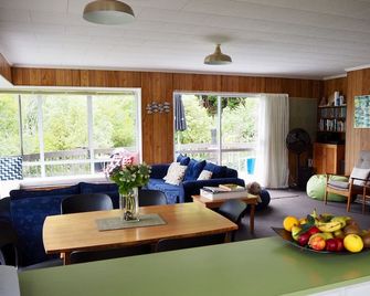 Sunny bach above secluded swimming beach - Portage - Living room