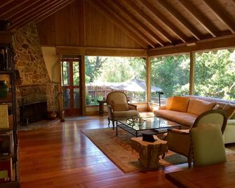 Very Private Romantic, Hikers, Bikers, Walk to town - Fairfax - Living room