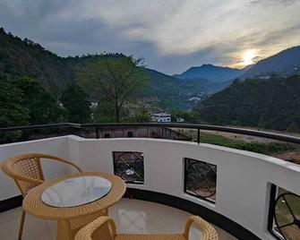 Pride Resort Rudraprayag - Rudraprayāg - Balcón