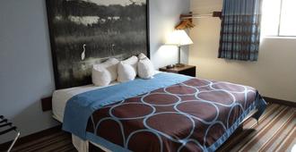 Country Club Inn & Suites - Kirksville - Bedroom