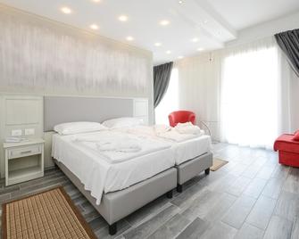 Front Lake Hotel Villa Paradiso Suite - Moniga del Garda - Bedroom
