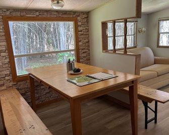 The Princeton! Family sized camper along Bonnechere River. A fun retreat. - Eganville - Dining room