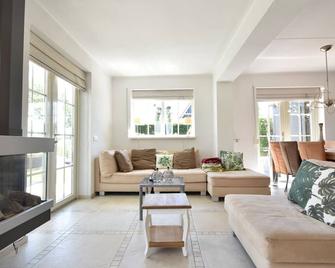 Enticing Holiday Home in Oude with Garden - Oude-Tonge - Sala de estar