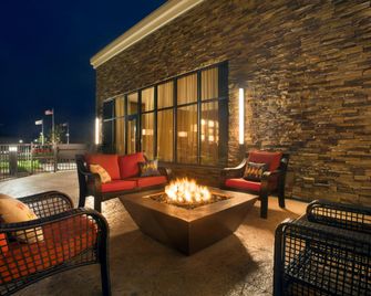 Embassy Suites by Hilton Akron Canton Airport - North Canton - Budova