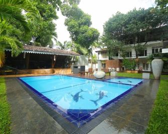 Hostel City Hub Colombo Airport - Seeduwa - Piscina