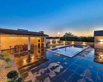 Cozy Home In Ugljane With Wifi - Ugljane - Piscina