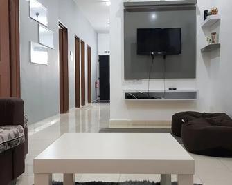 Fahaz Lumut Homestay - Lumut - Living room