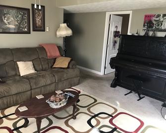 2000 sf Apartment-Guest Suite in private home near EKU & I-75 - Richmond - Olohuone