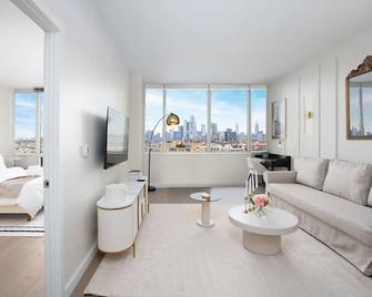Midtown View with Pool- Minutes to City - Hoboken - Living room