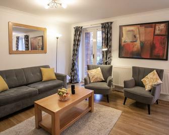 Marlow Apartments No3 -2 bedroom Apartment - Marlow - Living room