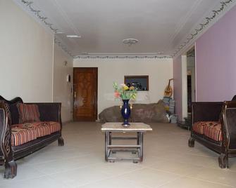 private room for 2 guests in ancient giza near pyramids(owner stays with guest) - Giza - Living room