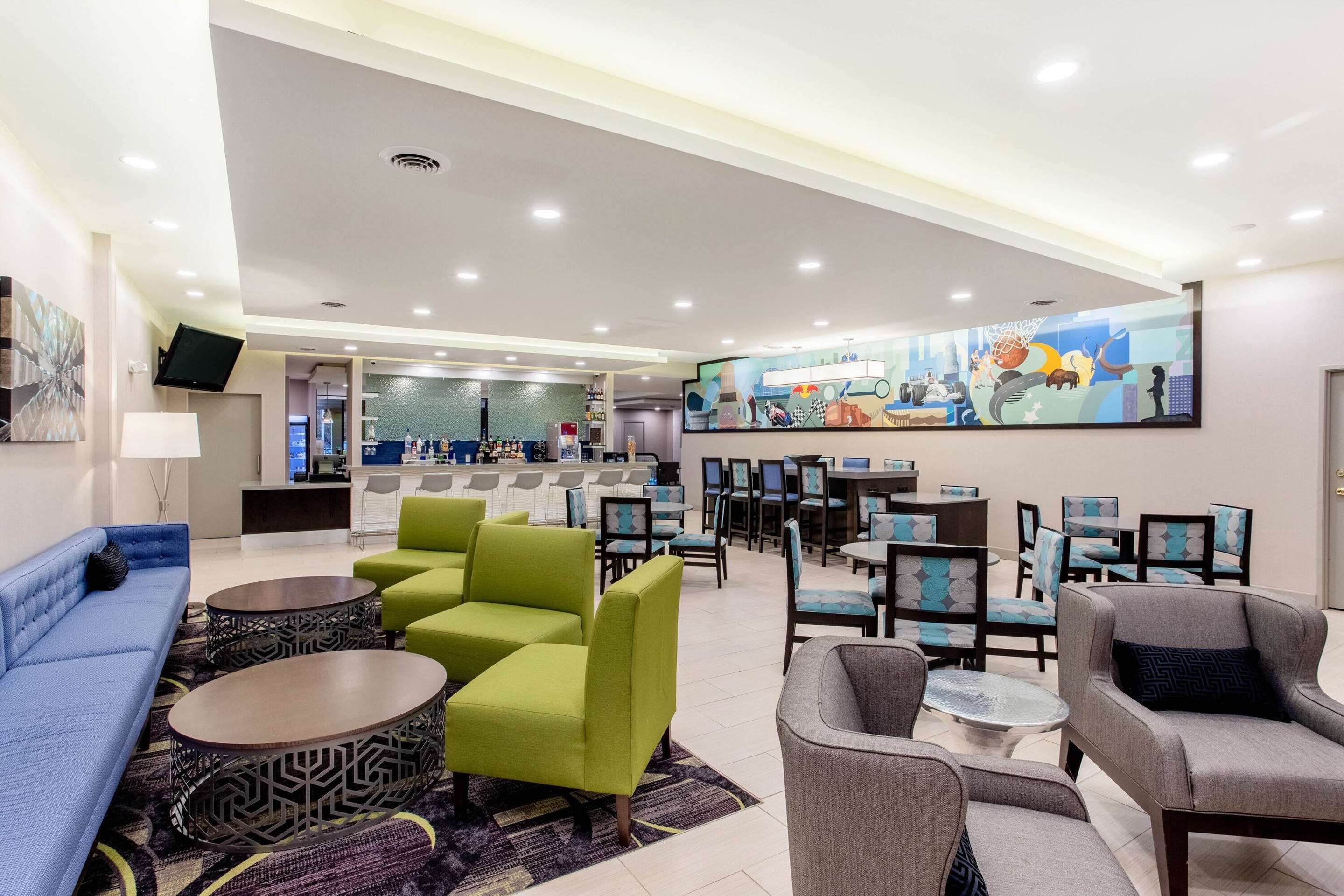 La Quinta Inn & Suites by Wyndham Indianapolis South thumbnail 3