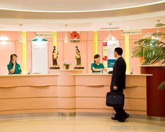 ibis Xi'an North Railway Station Hotel - Xi'an - Front desk