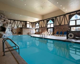 Travelodge Inn & Suites by Wyndham Muscatine - Muscatine - Piscina
