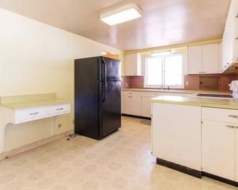 Cozy 1950s Ranch House - Mansfield - Kitchen