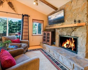 Mountain House with Hot Tub and Sauna - Incline Village - Living room