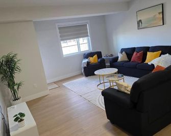 Cozy Irvine Creek Walk-Out Suite 10 mins to YEG - Nisku - Obývací pokoj