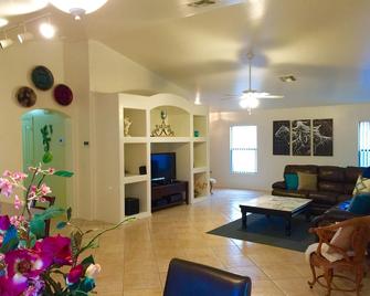 Centrally Located Rancher With Private Heated Pool - El Mirage - Sala de estar