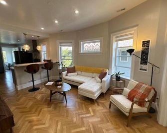 Book Your Autumn Get Away, Safe & Serene, Beautiful Unit Chicago - Superhost! - Chicago - Wohnzimmer