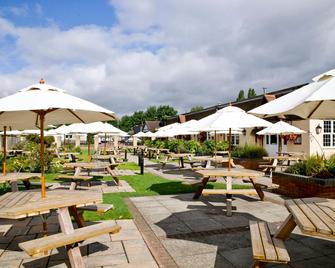Premier Inn Bedford (Priory Marina) - ベッドフォード - テラス