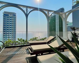 Golden Lotus Luxury Hotel Danang - Complimentary Daily Afternoon Tea - Da Nang - Balcony