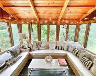 Hampton Beach Barn w/ Infrared Sauna and Heated Pool - Dog friendly. - Water Mill - Sala de estar