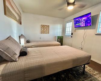 Tiny Cabin - King bed - Corn Hole - Pets Ok - Odessa - Bedroom
