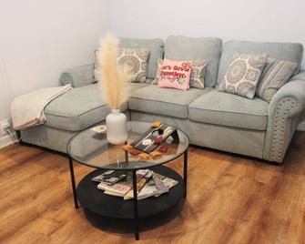Spacious 1-bedroom apartment with private deck - Pittsburgh - Sala de estar