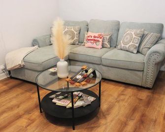 Spacious 1-bedroom apartment with private deck - Pittsburgh - Living room