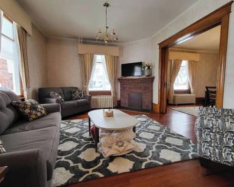 Century old Home - Buena Vista - Living room