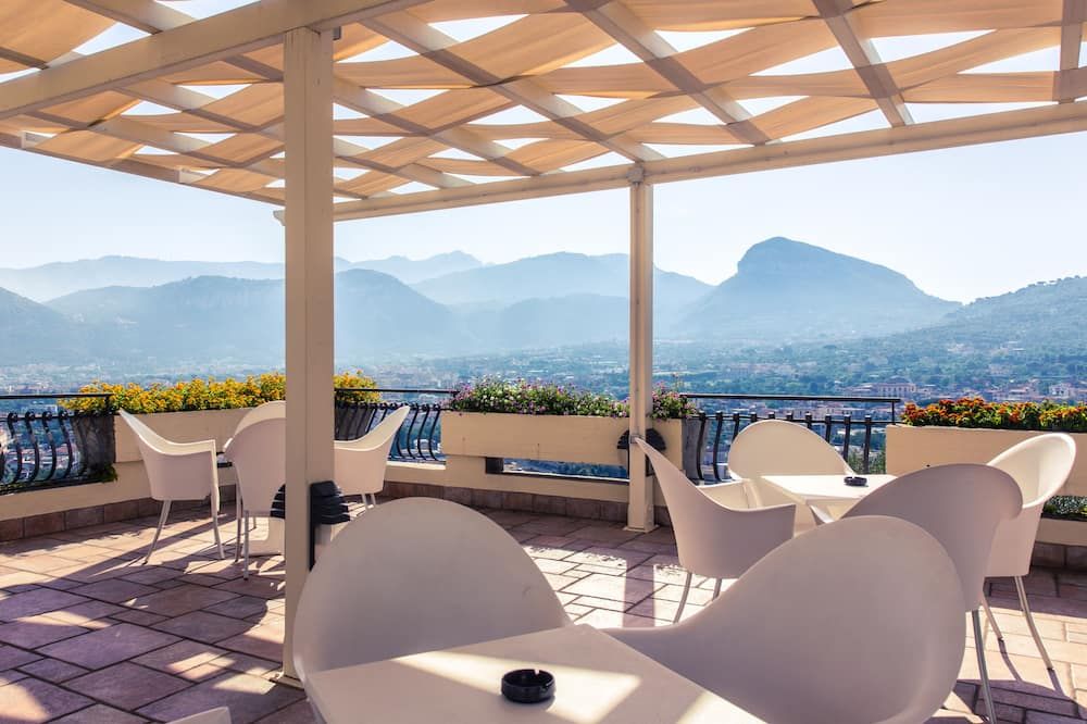 كريستينا هوتل - سورنتو - شرفة