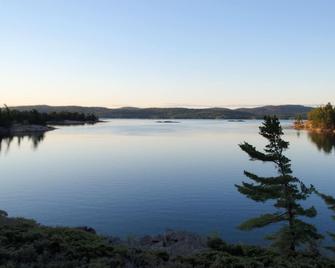 Mcgregor Bay Heritage Log Lodge Pet Friendly - Whitefish Falls - Outdoors view