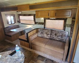 Beautiful travel trailer with private fenced in yard, deck, and fire pit. - Dade City - Bedroom