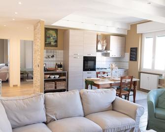 Casa DeLucie - Family friendly oasis in beautiful Acqui Terme. Close to all! - Acqui Terme - Phòng khách