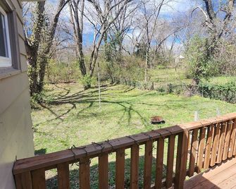 Beautiful 3-bedroom house with huge backyard and back deck for family dinners - Leavenworth - Balkon