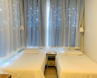 Kamway Lodge & Travel - Hostel - Queens - Bedroom