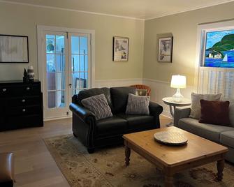 High Tide Inn on the Ocean, Motel and Cottages - Camden - Living room