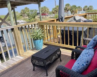 Cute waterfront bungalow, tons of amenities, a small gated fishing community! - Dauphin Island - Balcón