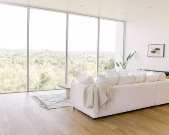 A modern light-filled haven in a tranquil setting - Bonita - Living room