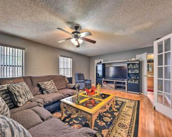 Cozy Jacksonville Home with Yard about 8 Mi to Dtwn - Jacksonville - Sala de estar