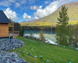 Cozy Cabin on the Kenai River with Stunning Mountain Views and Private Deck - Cooper Landing