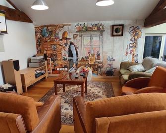 Great family-friendly Farmhouse with pool on large site. Peaceful rural region. - Nanteuil-en-Vallée - Sala de estar