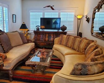 'The Wow Cottage' ~ The Legendary Can't-Miss Experience In Historic Mount Dora! - Mount Dora - Huiskamer