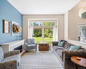 Hot Tub, Game & Arcade Room, Playground - Hayden - Living room