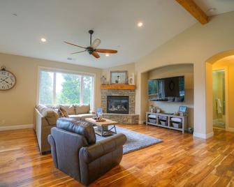 Spacious 6BDR cabin with game room, amazing views , A/C. Near Town/Lake/Slopes - Shaver Lake - Wohnzimmer